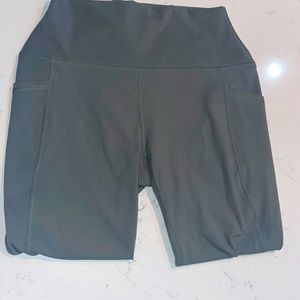 Sage green leggings size M/M but run a little big. There is stitching messed up